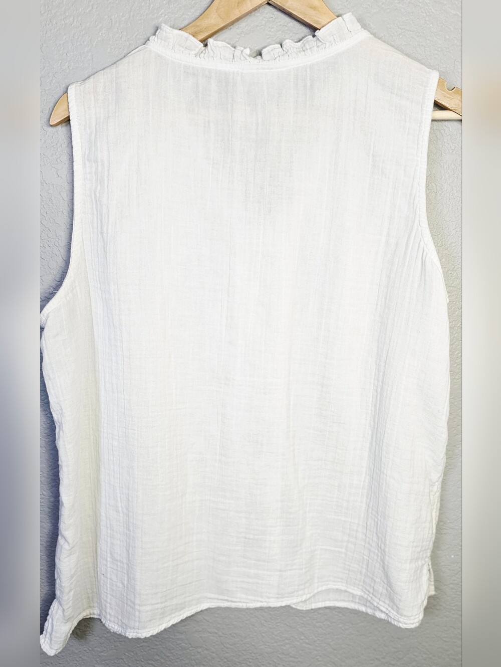 Liz Claiborne White Gauze Ruffle Trim Sleeveless Blouse Top XL Cottagecore Boho - Picture 3 of 3